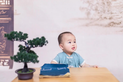 防城港宝宝眼睛突然肿了